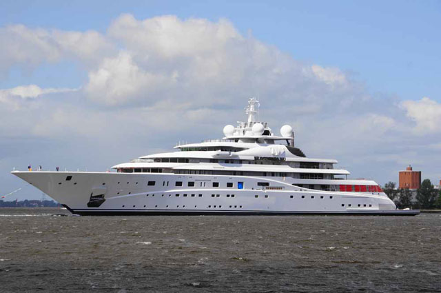 the superyacht Topaz