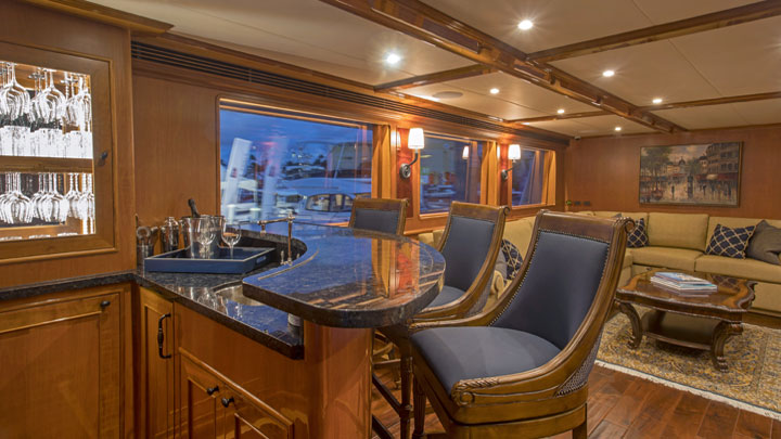 Outer Reef 860 megayacht HQ