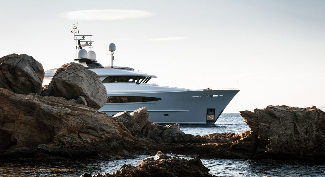 Alumercia superyacht Vripack Yacht Design coffee table book cover