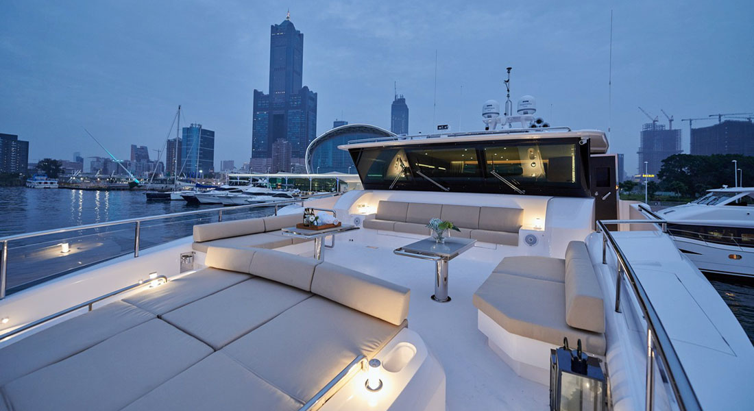 Horizon FD87 megayacht Skyline