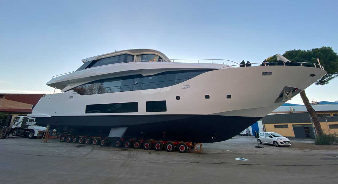 the Maiora 30 Convertible megayacht