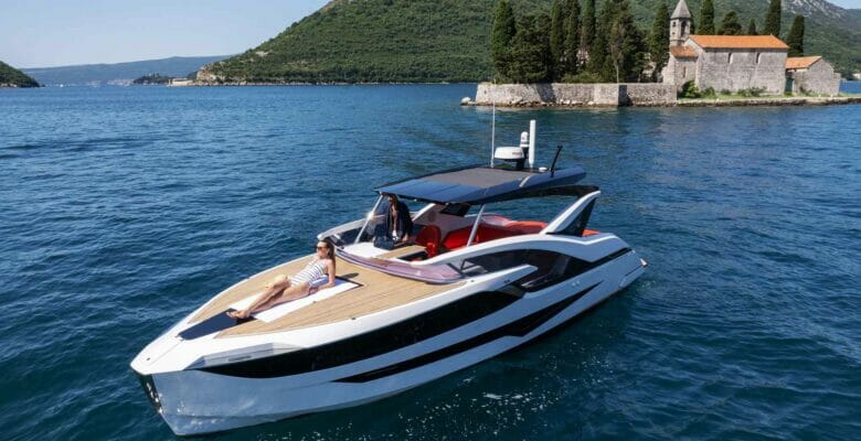 the Dominator Ilumen Midi M35 is a dayboat
