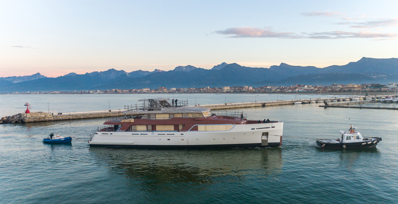 the Codecasa C124 yacht arriving in Viareggio