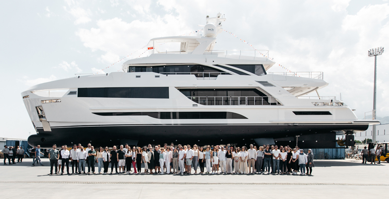 Bering B121 yacht launch