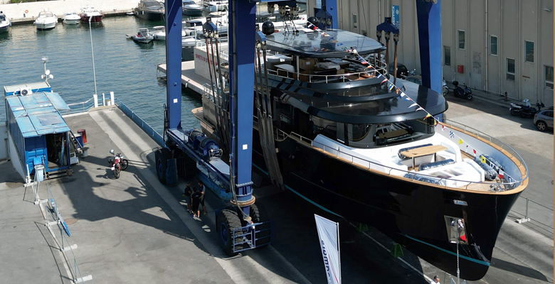 the Apreamare Maestro 88 yacht launch