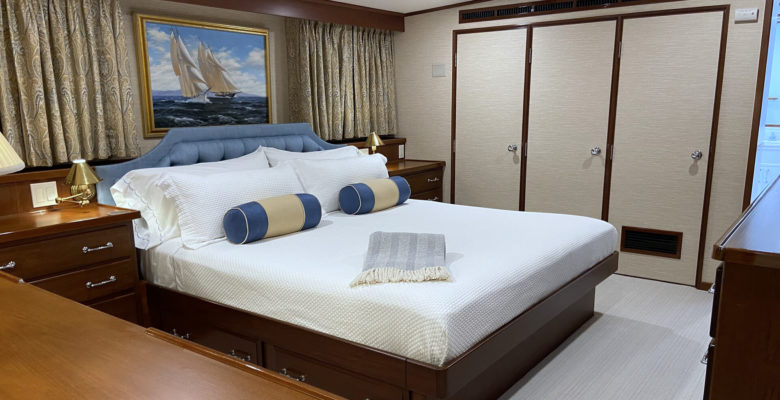 the Hitachi Zosen classic yacht Buckpasser master suite