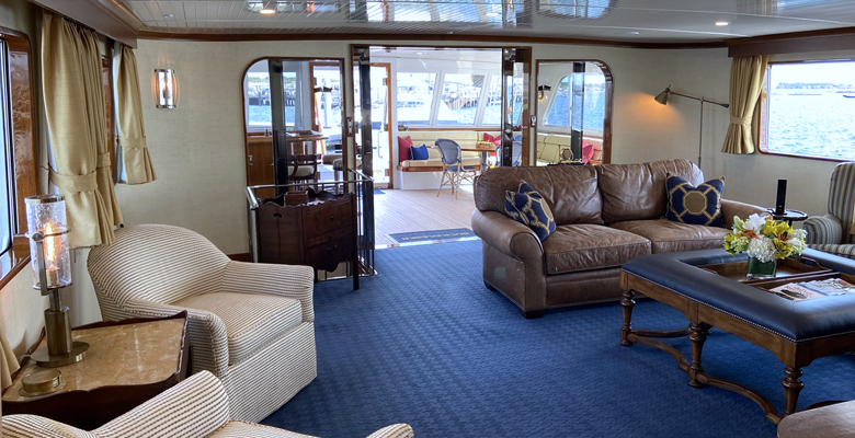 the Hitachi Zosen classic yacht Buckpasser saloon