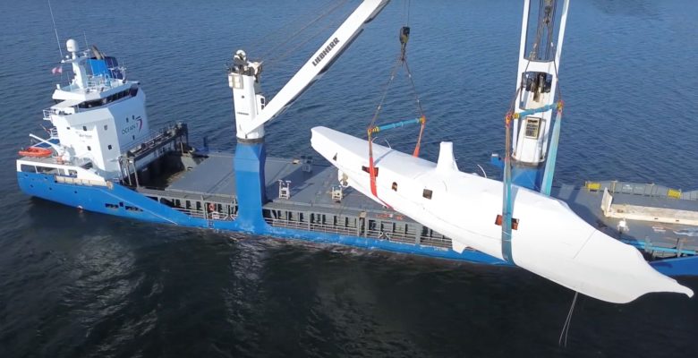 yacht Cangarda loading for transport to Turkey