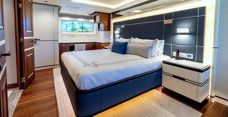 Horizon RP122 yacht Miss Michelle master