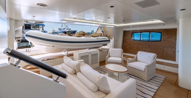 Horizon RP122 yacht Miss Michelle beach club