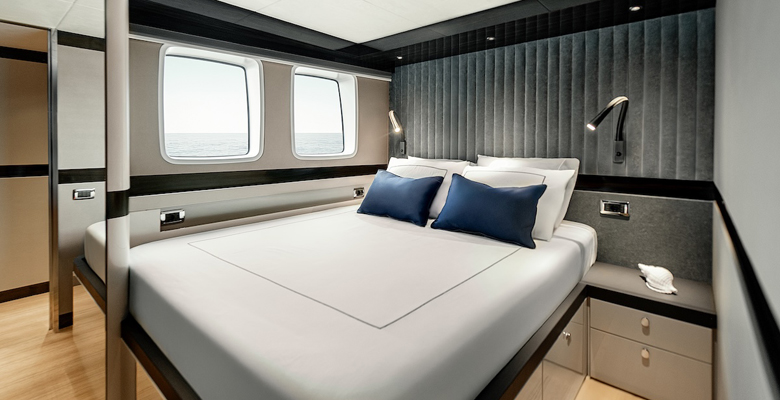 Zeelander 8 yacht Silver Dawn guest cabin
