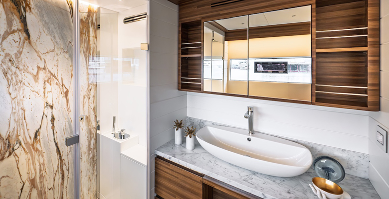 yacht Atraversia en suite head