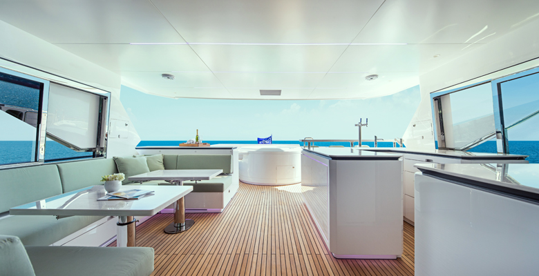 yacht LiTHIUM+ upper aft deck