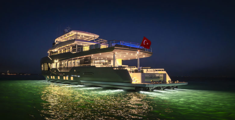 yacht Miouch aft