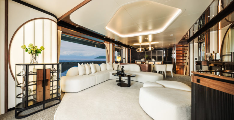 Horizon FD100 Skyline yacht saloon