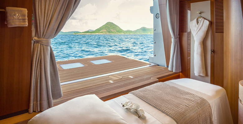 yacht Amor à Vida beach club
