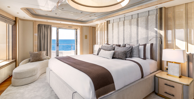 yacht Amor à Vida master suite