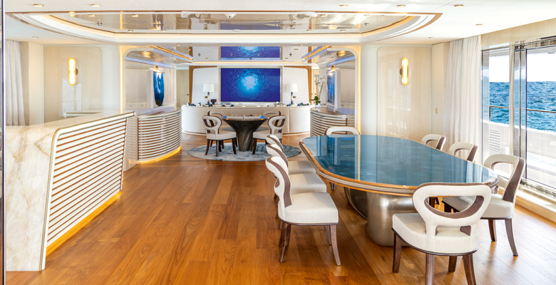 yacht Amor à Vida dining