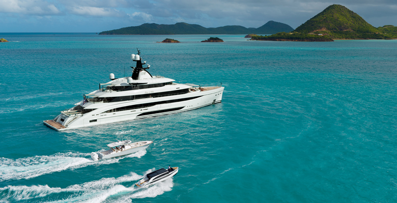 yacht Amor à Vida and toys