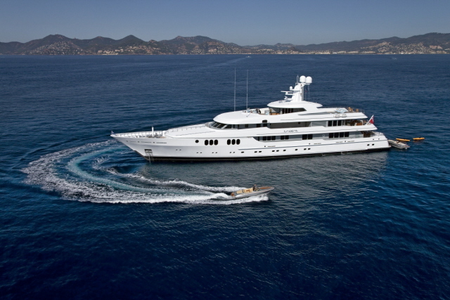 Trident with tenders